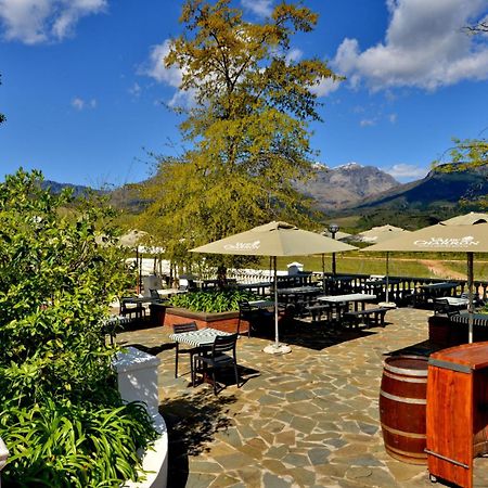 The Coach House At Val Du Charron Hotel Wellington Buitenkant foto